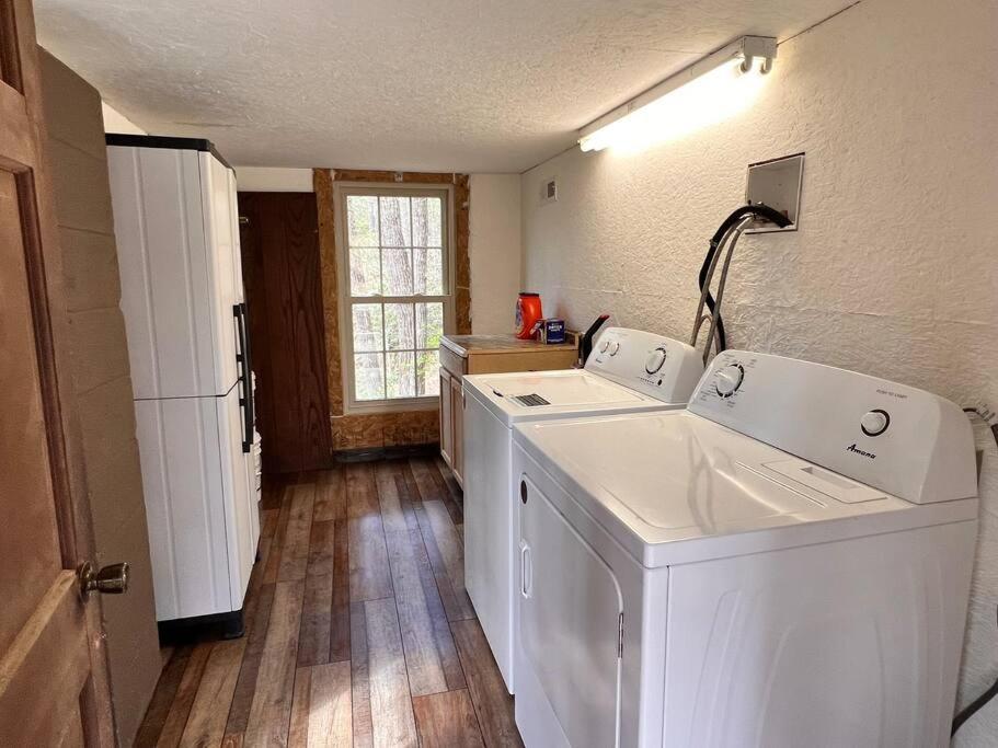 Boozy Bear Bungalow Romantic Cabin 5 Mins 2 Downtown With Hot Tub And Fire Pit Gatlinburg Zewnętrze zdjęcie