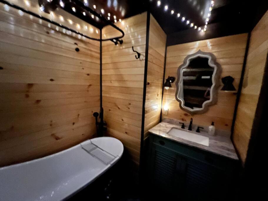 Boozy Bear Bungalow Romantic Cabin 5 Mins 2 Downtown With Hot Tub And Fire Pit Gatlinburg Zewnętrze zdjęcie