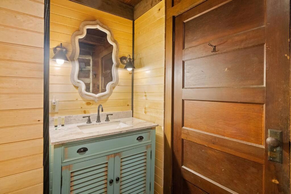 Boozy Bear Bungalow Romantic Cabin 5 Mins 2 Downtown With Hot Tub And Fire Pit Gatlinburg Zewnętrze zdjęcie