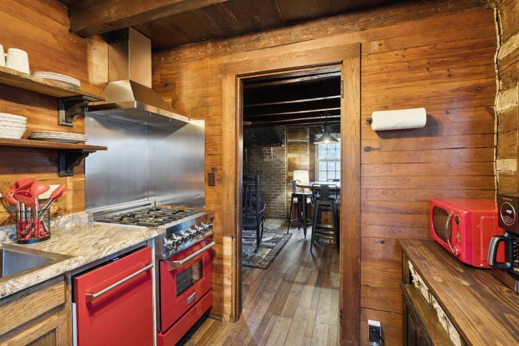 Boozy Bear Bungalow Romantic Cabin 5 Mins 2 Downtown With Hot Tub And Fire Pit Gatlinburg Zewnętrze zdjęcie