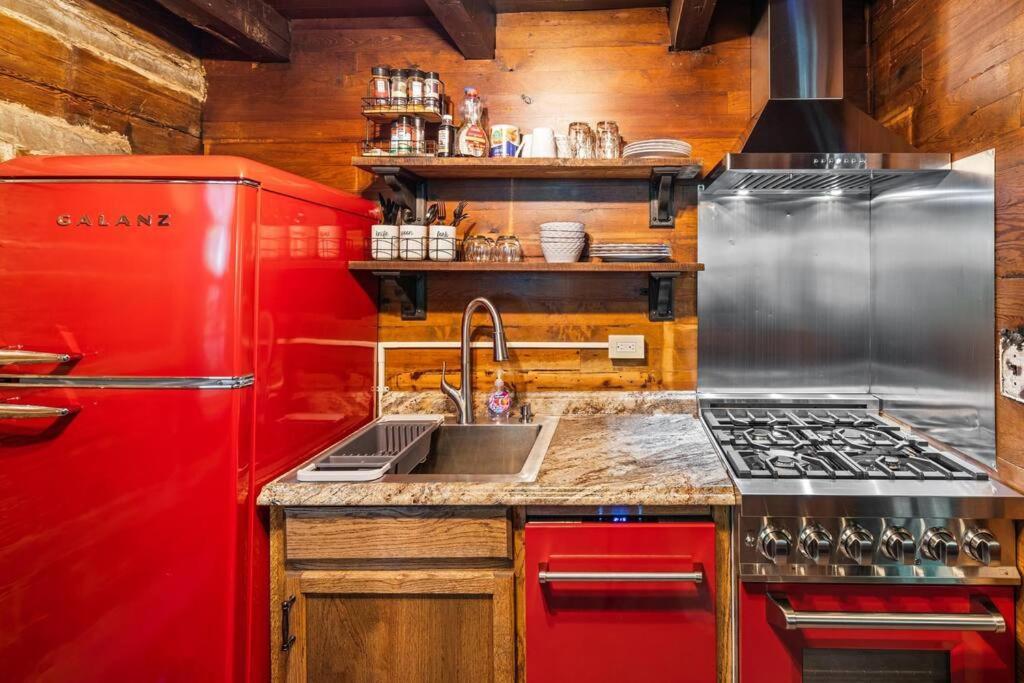 Boozy Bear Bungalow Romantic Cabin 5 Mins 2 Downtown With Hot Tub And Fire Pit Gatlinburg Zewnętrze zdjęcie