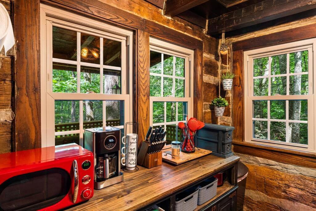 Boozy Bear Bungalow Romantic Cabin 5 Mins 2 Downtown With Hot Tub And Fire Pit Gatlinburg Zewnętrze zdjęcie