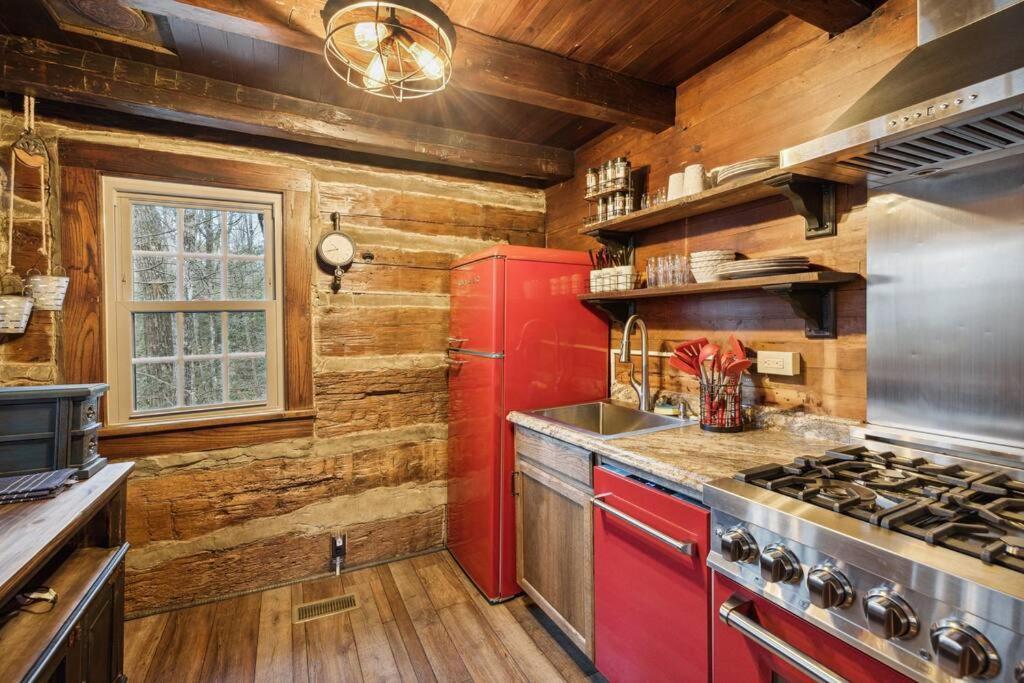 Boozy Bear Bungalow Romantic Cabin 5 Mins 2 Downtown With Hot Tub And Fire Pit Gatlinburg Zewnętrze zdjęcie