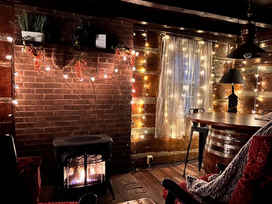 Boozy Bear Bungalow Romantic Cabin 5 Mins 2 Downtown With Hot Tub And Fire Pit Gatlinburg Zewnętrze zdjęcie