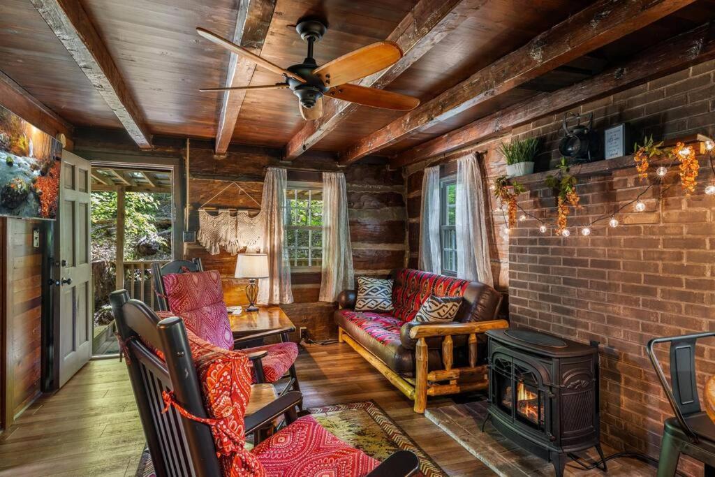 Boozy Bear Bungalow Romantic Cabin 5 Mins 2 Downtown With Hot Tub And Fire Pit Gatlinburg Zewnętrze zdjęcie