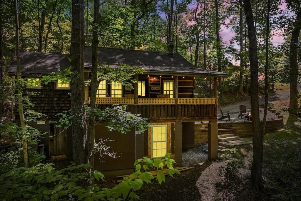 Boozy Bear Bungalow Romantic Cabin 5 Mins 2 Downtown With Hot Tub And Fire Pit Gatlinburg Zewnętrze zdjęcie