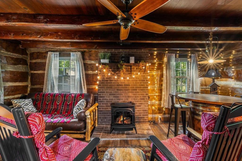 Boozy Bear Bungalow Romantic Cabin 5 Mins 2 Downtown With Hot Tub And Fire Pit Gatlinburg Zewnętrze zdjęcie