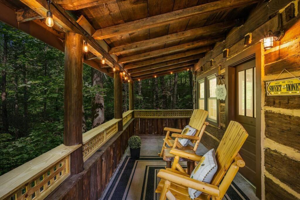 Boozy Bear Bungalow Romantic Cabin 5 Mins 2 Downtown With Hot Tub And Fire Pit Gatlinburg Zewnętrze zdjęcie